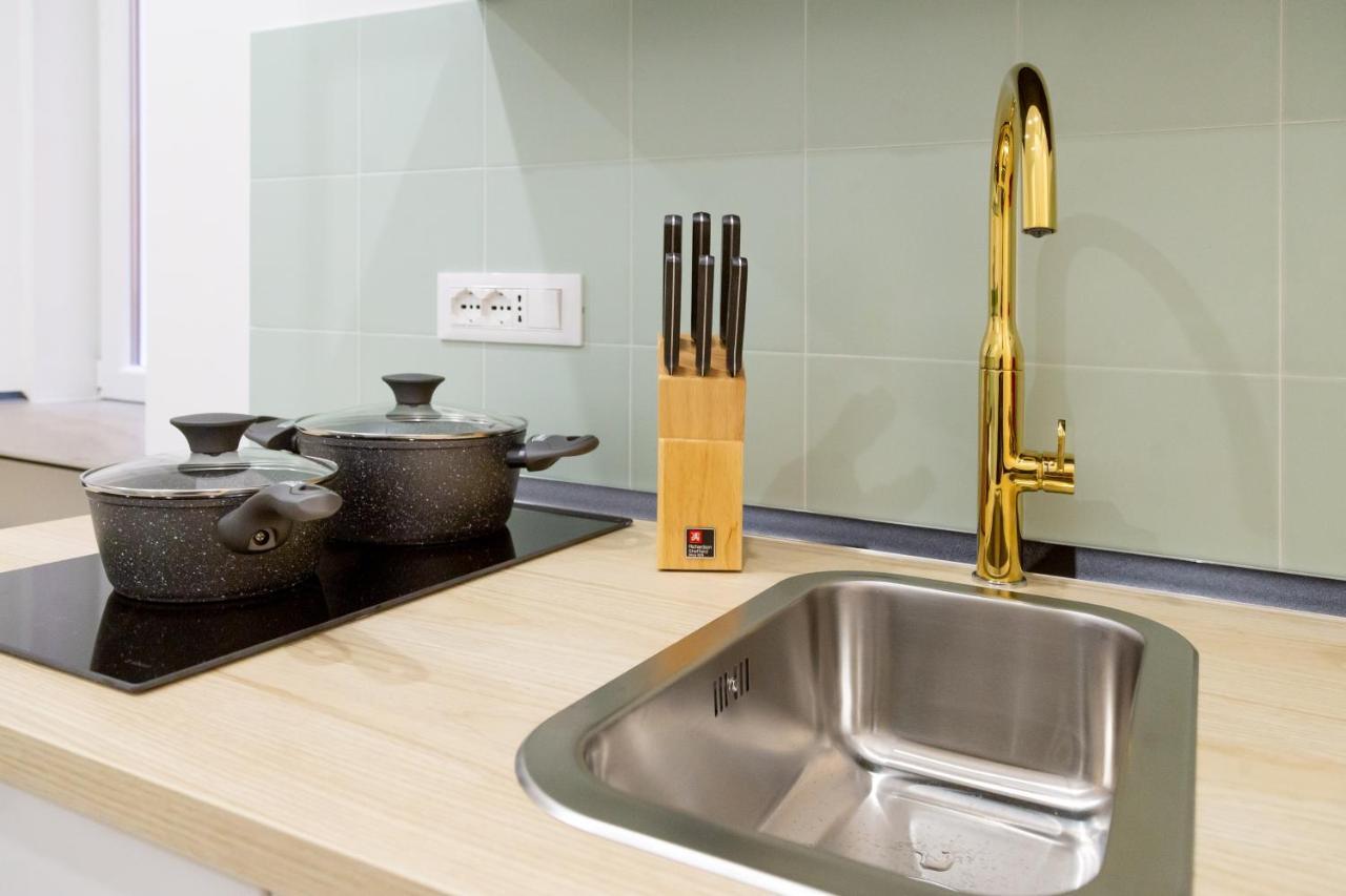 Lovely And Tiny Pied-A-Terre In The City Center Trieste Exterior photo